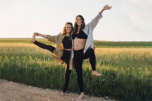 Liz & Kate Schwangerschaft.Yoga